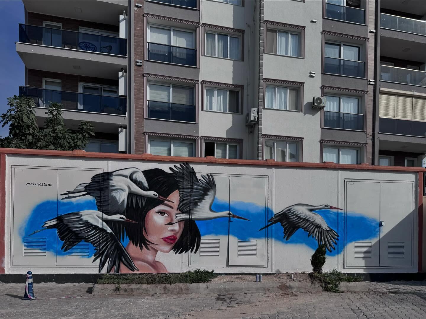Göç — Kuşadası'nda bina cephesine uygulanan mural