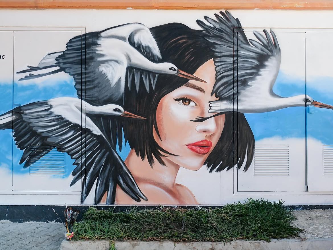 Göç — mural yüzeyinden yakın çekim detay